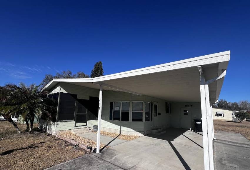 Winter Haven, FL Mobile Home for Sale located at 625 Century Drive Swiss Golf & Tennis